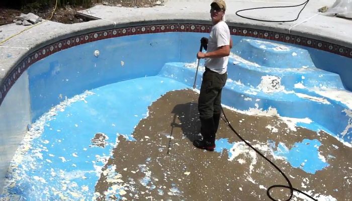 Cómo quitar la pintura de una piscina