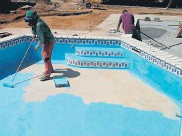 Cómo Pintar una Piscina de Fibra de Vidrio