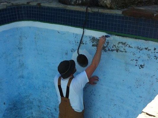 Cómo Pintar una Piscina de Concreto